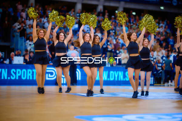 Cheerleading-Show während Spielpause