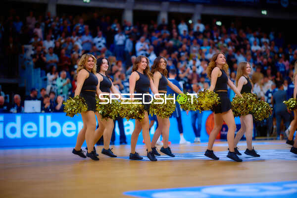 Cheerdancers fesseln die Menge während der Spielpause