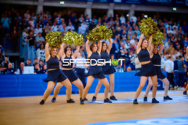 Pfitzenmeier Cheerdancers bringen Stimmung aufs Spielfeld