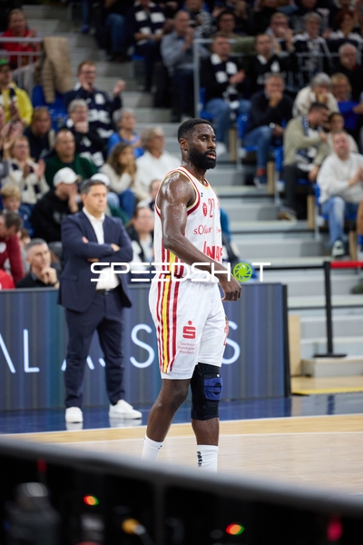 Basketball-Situation mit Eddy Edigin Jr (27; Würzburg Baskets)