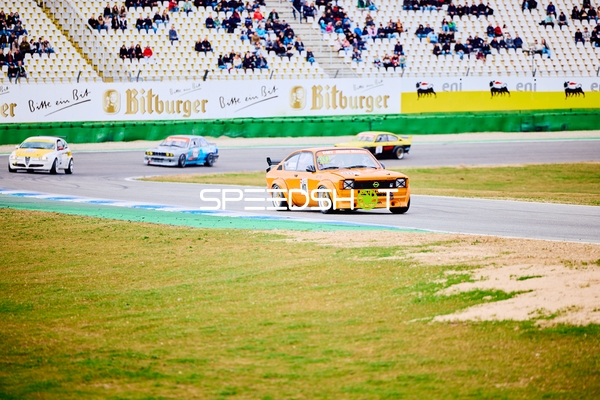 Rennwagen in Aktion auf dem Hockenheimring