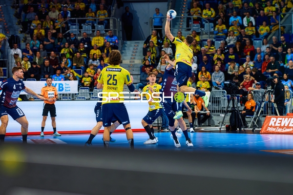 Ein Spieler von Rhein Neckar Löwen springt zum Wurf.