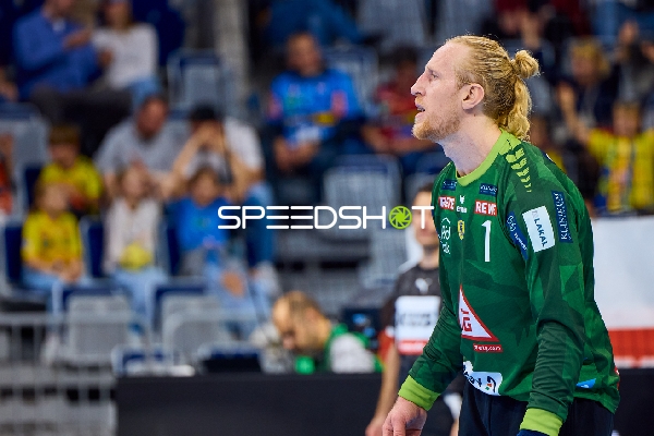 Ein Spieler der Rhein Neckar Löwen beobachtet das Spielgeschehen.