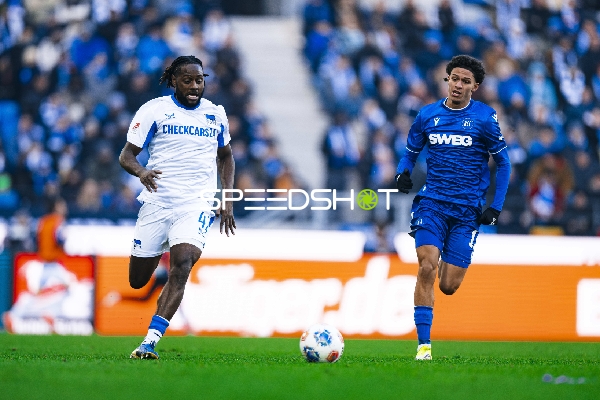 Efe-Kaan Sihlaroglu (38; Karlsruher SC) und Marvin Wanitzek (10; Karlsruher SC) laufen