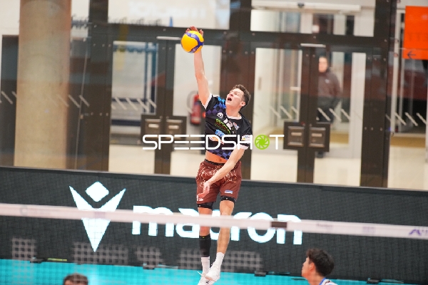 Laurenz Welsch (12; WWK Volleys Herrsching) beim Angriff