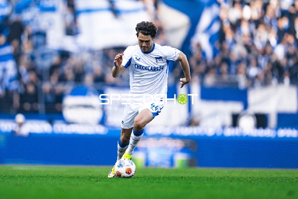 Spieler mit Ball in Aktion