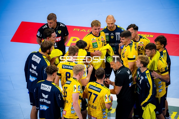 Traineranweisung bei Lukas Sandell (11; Rhein Neckar Löwen) und Dani Baijens (77; Rhein Neckar Löwen)