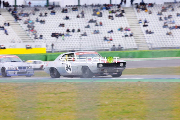 Rennwagen mit Nummer 34 führt auf der Strecke