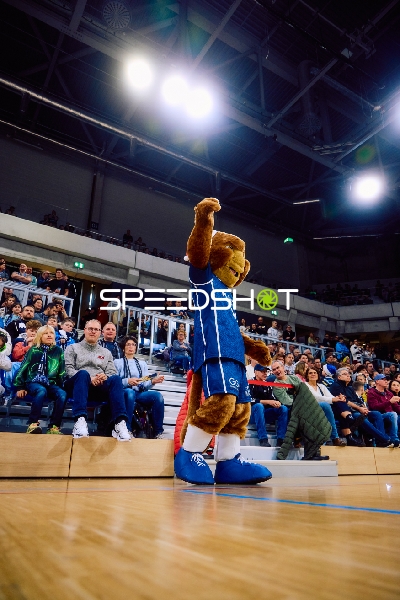 Maskottchen heizt das Publikum an.