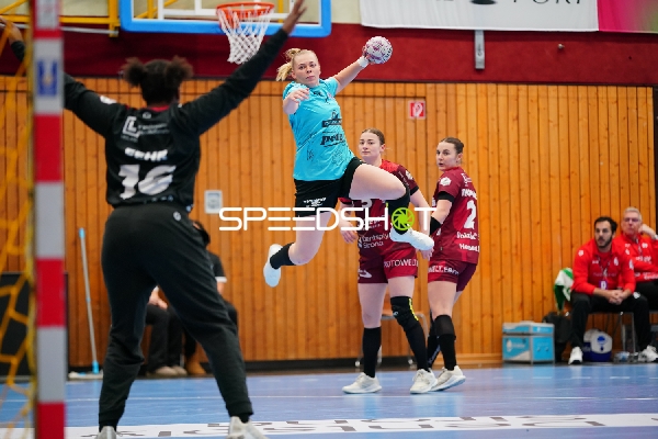 Szene mit Lotta Heider (7; Thüringer HC) und Isabell Hurst (5; HSG Bensheim/Auerbach)