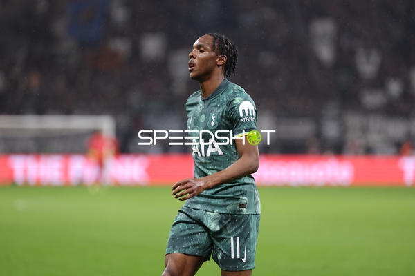 Mathys Tel (11, Tottenham Hotspur) läuft