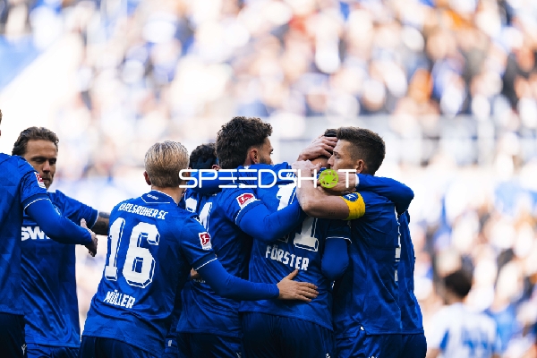 Spieler feiern gemeinsam