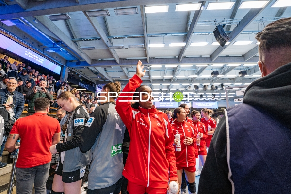 Clairebel Coker (11; Schweiz) grüßt mit erhobener Hand