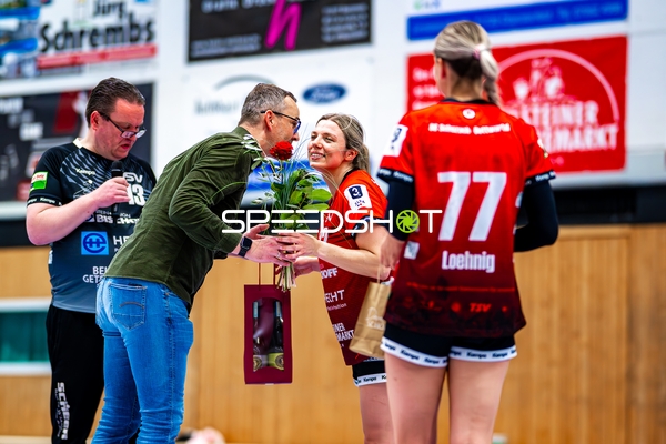 Blumenübergabe an Hannah Hönig (3, SG Schozach-Bottwartal)