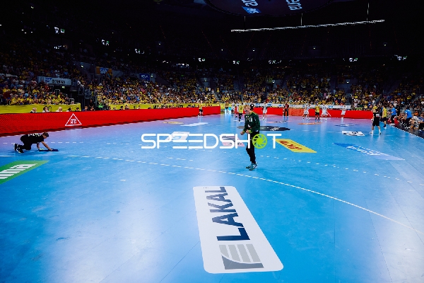 Spielunterbrechung mit Spielern auf dem Spielfeld