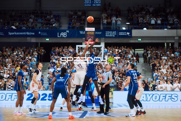 Sprungball MLP Academics Heidelberg vs FC Bayern Basketball