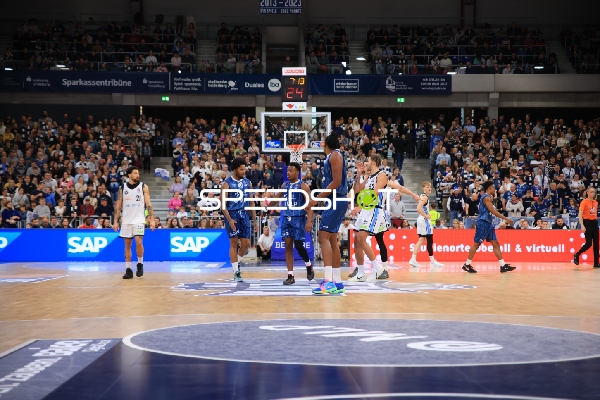 Spielaktion mit DJ Horne (0; MLP Academics Heidelberg) und Devon Daniels (21; Veolia Towers Hamburg)