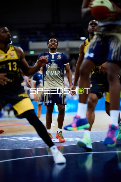 Spielszene mit DJ Horne (0; MLP Academics Heidelberg) und Yorman Polas Bartolo (13; MHP Riesen Ludwigsburg)