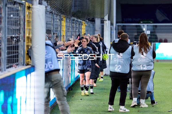 Spielerin begrüßt Fans