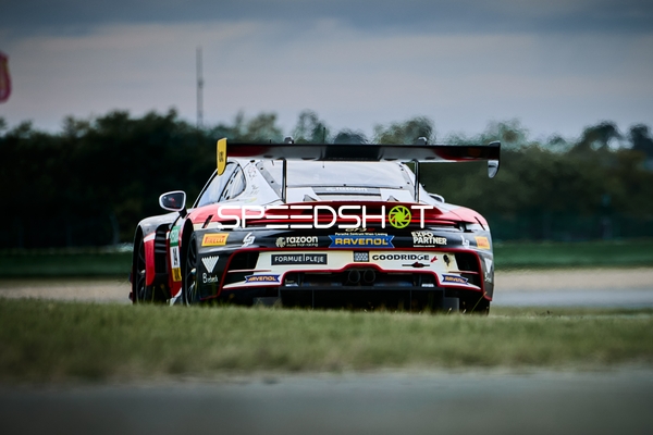 Rennfahrzeug auf der Rennstrecke