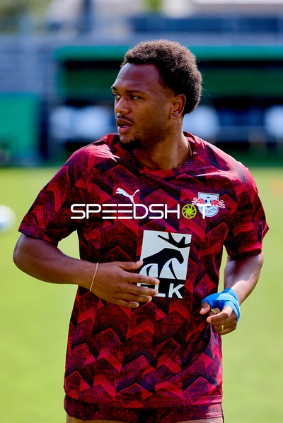 RB Leipzig Loïs Openda (11; RB Leipzig) im Aufwärmen