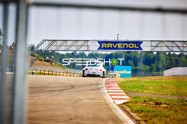 Rennfahrzeuge auf der Rennstrecke