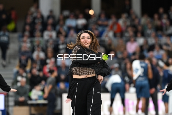 Basketball-Szene mit Tänzerin