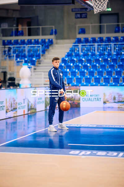 Spieler dribbelt den Basketball