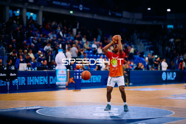 NINERS Chemnitz Spieler wirft Ball