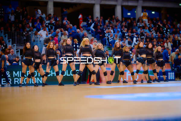 Cheerleading-Performance während des Spiels