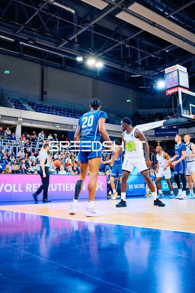 Dribbelt den Ball