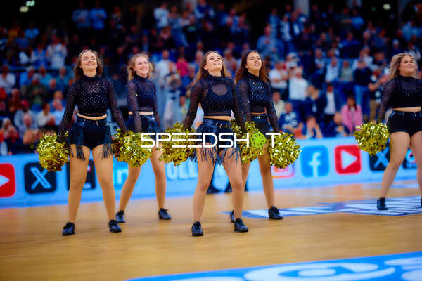 Cheerleader-Performance während Basketballspiel