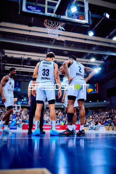 Niners Chemnitz Spieler stehen unter dem Korb
