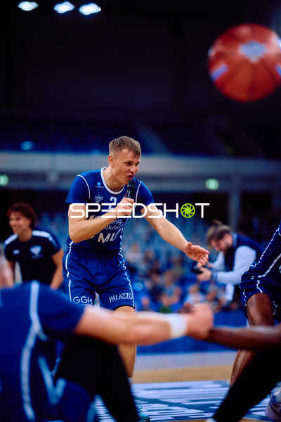 Spieler Niklas Würzner (2, MLP Academics Heidelberg) passt den Ball im Basketballspiel