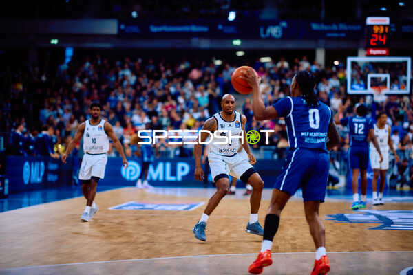 Spieler Nummer 0 (Niners Chemnitz) passt den Ball