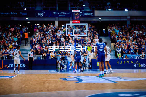 Wurf am Korb im Basketballspiel
