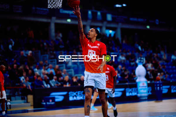 Layup von Dominic Vengert (8, MLP Academics Heidelberg)