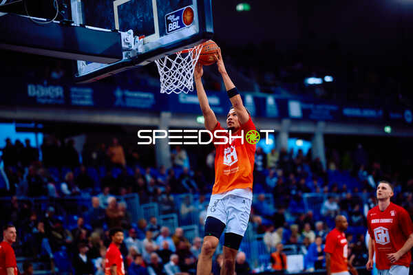 Niners Chemnitz Spieler zeigt Dunk