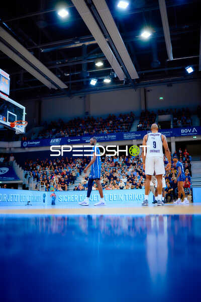 Spieler stehen auf dem Spielfeld