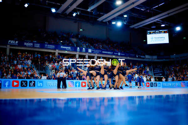 Cheerleader Tanzeinlage beim Basketballspiel