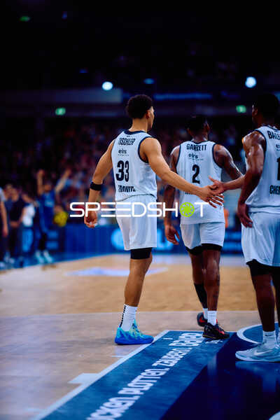 Handschlag Nicholas Tischler (33, Niners Chemnitz) und Jeffery Garrett (2, Niners Chemnitz)