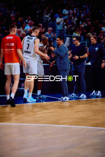 Jonas Richter (7, Niners Chemnitz) Handschlag