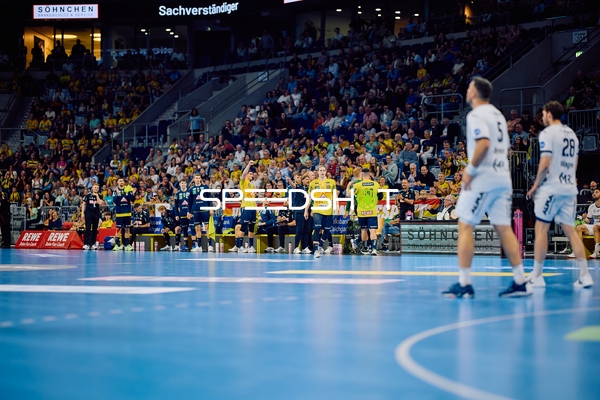 Spieler von TBV Lemgo betreten das Spielfeld