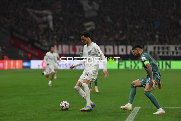 Nnamdi Collins (11, Eintracht Frankfurt) dribbelt, Cristian Romero (17, Tottenham Hotspur) verteidigt