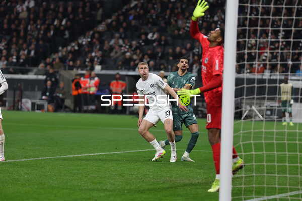 Kauã Santos (40, Eintracht Frankfurt) wehrt Schuss ab