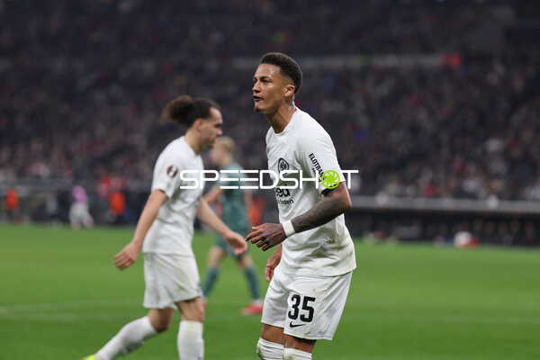 Tuta und Nummer 10 (Eintracht Frankfurt) laufen
