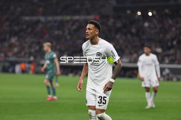 Tuta (35, Eintracht Frankfurt) zeigt Unentschlossenheit gegen Tottenham Hotspur