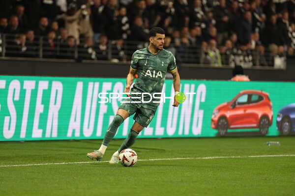 Nummer 23 (Tottenham Hotspur) dribbelt im Viertelfinale gegen Eintracht Frankfurt