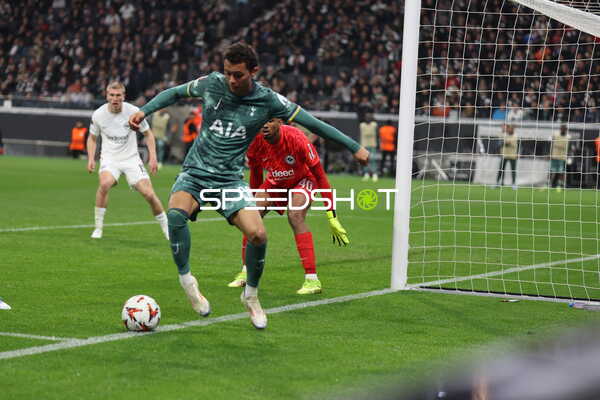 Ballabnahme durch Tottenham-Spieler