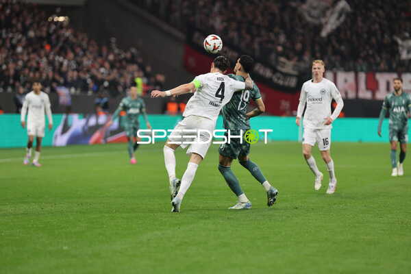 Robin Koch (4, Eintracht Frankfurt) gegen James Maddison (10, Tottenham Hotspur) Kopfball